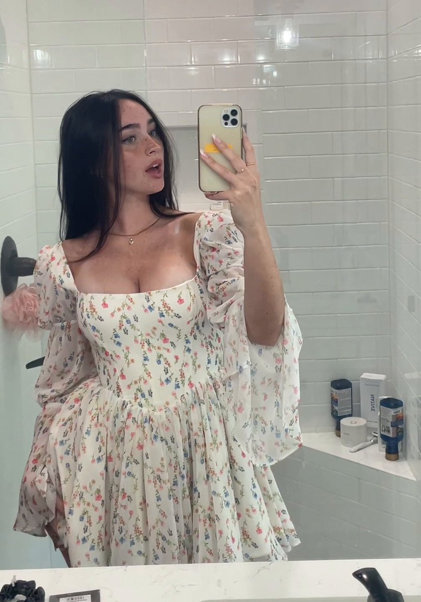 Bianca pečius atidengianti raukinių mini suknelė