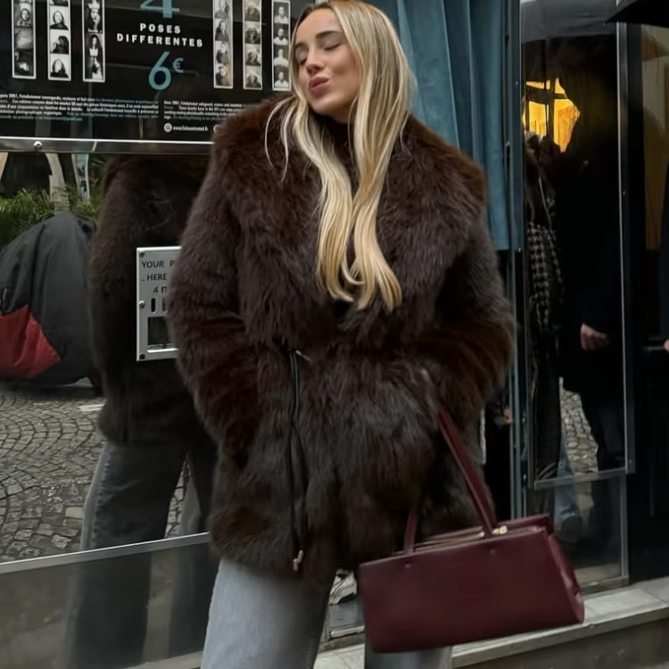 Casaco Faith de Pelo Sintético com Cinto